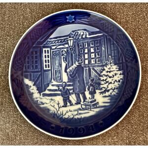 1994 Royal Copenhagen  Christmas Plate "Christmas Shopping"